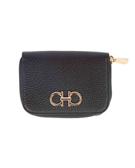 Shop SALVATORE FERRAGAMO  Portafoglio: Salvatore Ferragamo Gancini credit card holder in tumbled calfskin.
Zip on three sides.
Roomy interior.
Gancini logo in golden finish on the front.
Dimensions: Height 7.5 cm Length 11 cm.
Composition: 100% calf leather.
Made in Italy.. 220406 758664-001